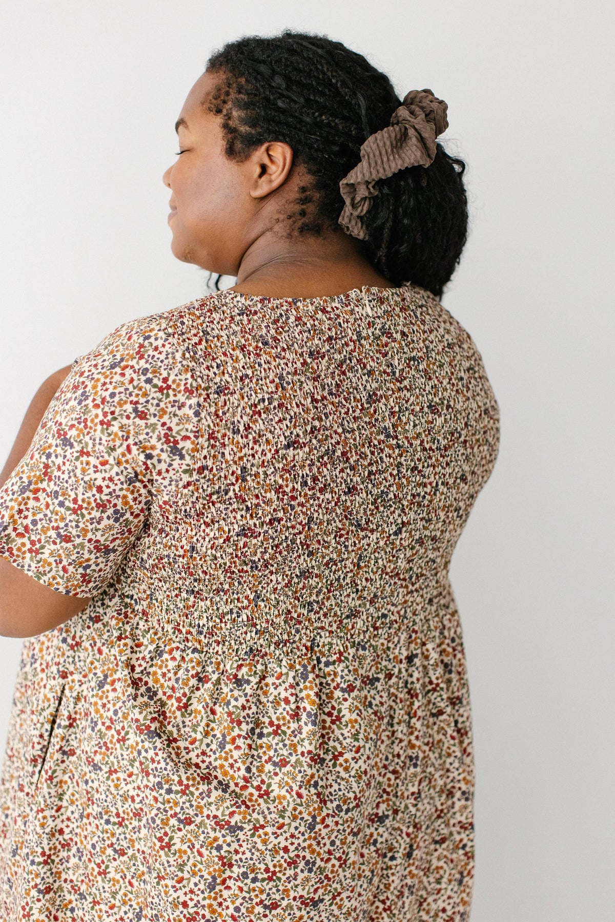 Baumwollkleid mit Smok-Oberteil, Herbstblumen