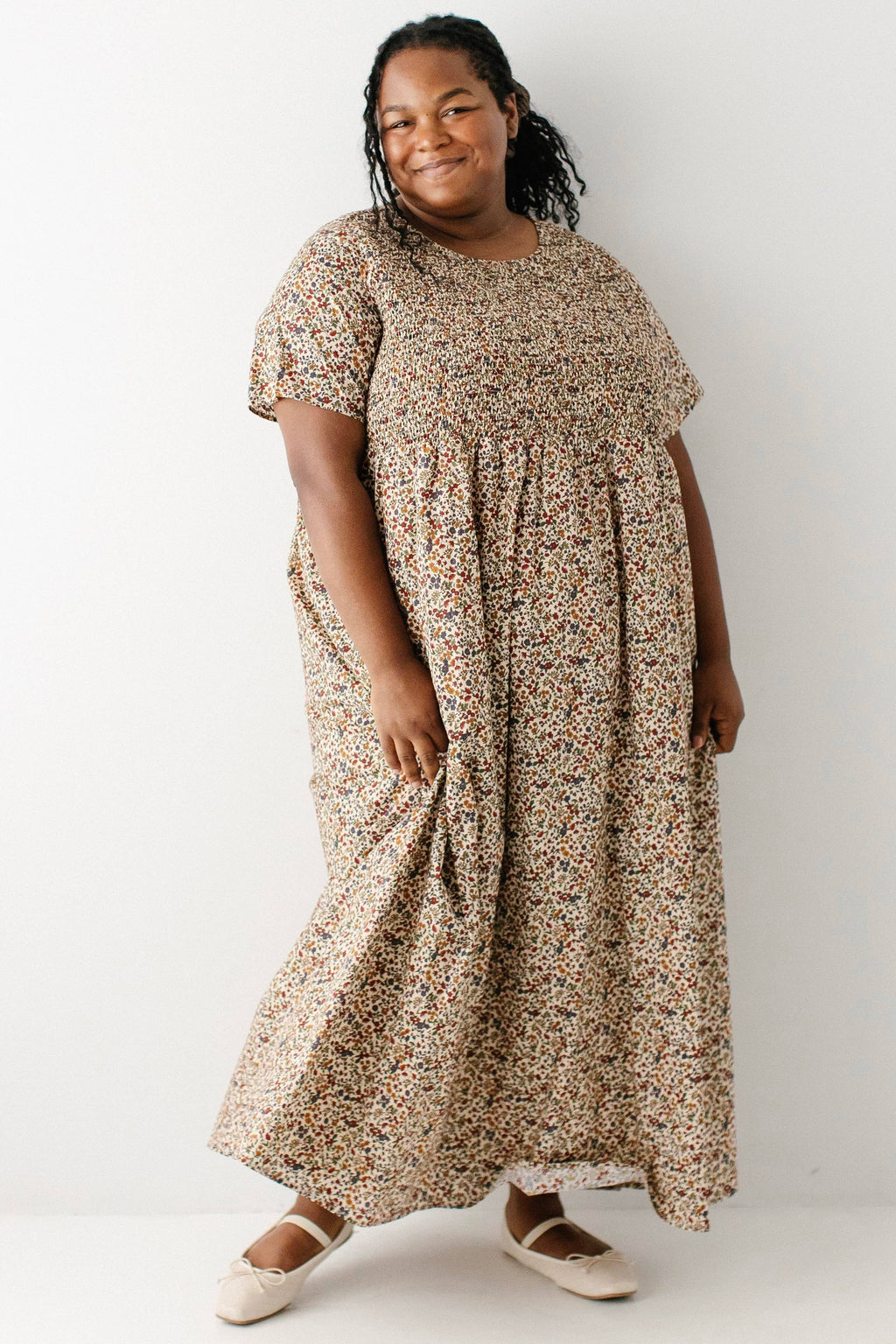 Baumwollkleid mit Smok-Oberteil, Herbstblumen