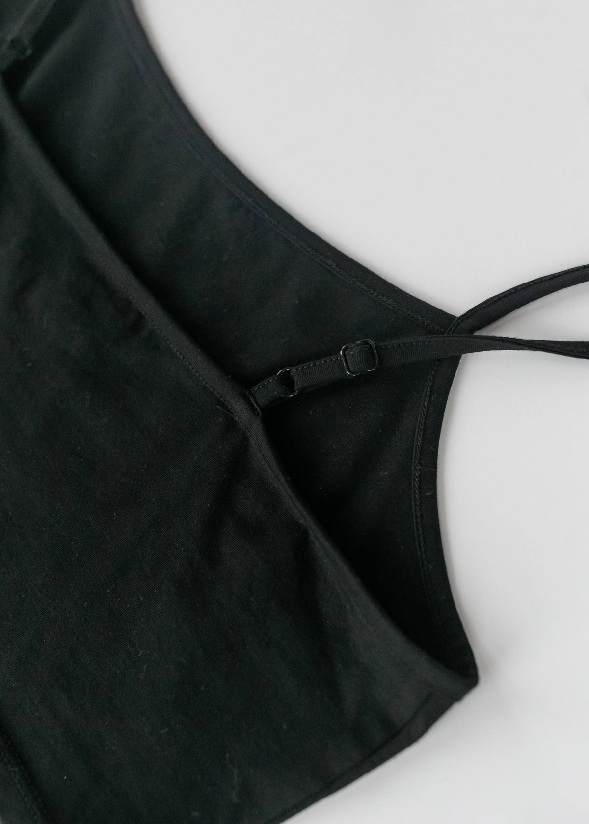 Kurzes Layering-Top mit verstellbaren Trägern