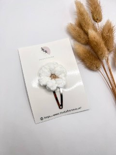 Haarspange mit handgehäkelter Blume im Haar