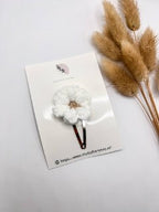 Haarspange mit handgehäkelter Blume im Haar